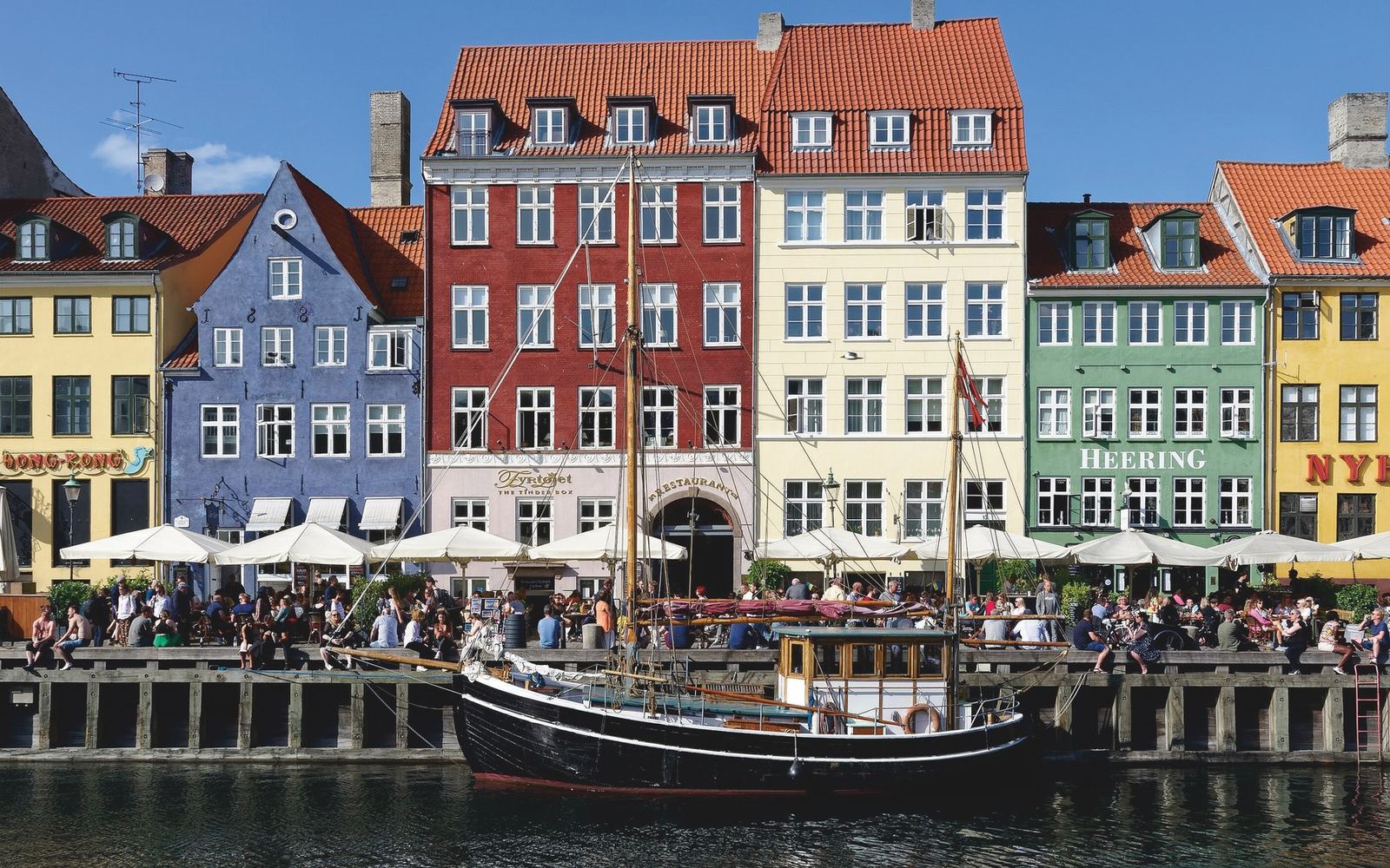 Bunte Häuser und Boote am Nyhavn in Kopenhagen